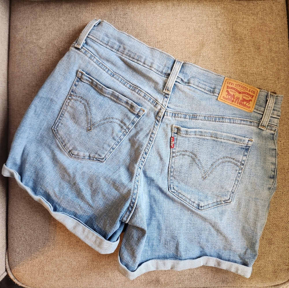 Levi Mid Length Short Size 28